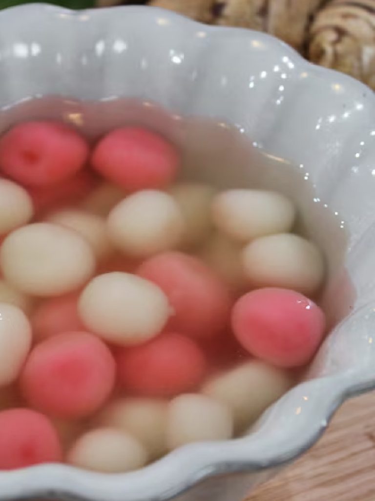 Glutinous rice balls with pandan and ginger syrup