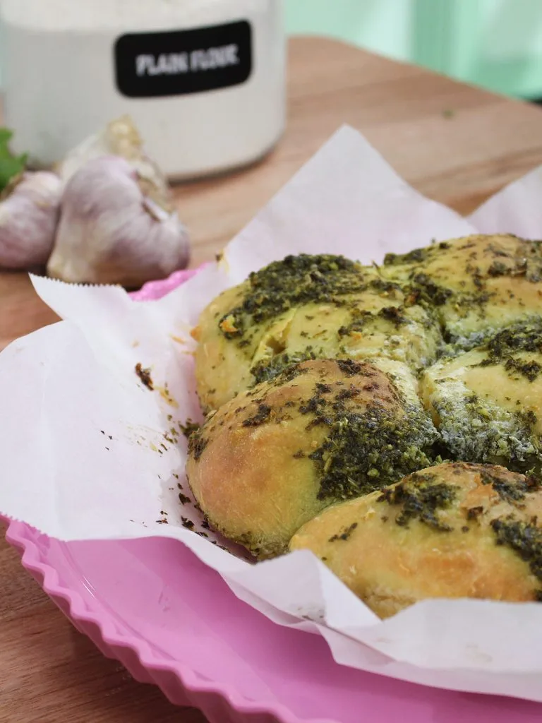 Parsley and garlic pampushki